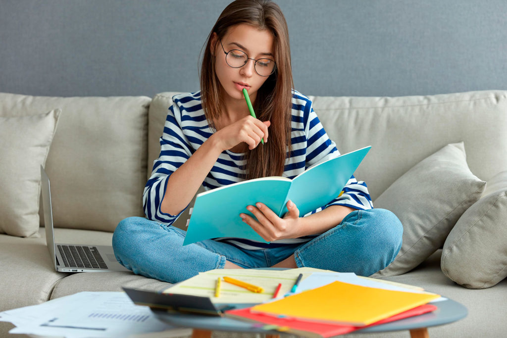 imagem menina estudando